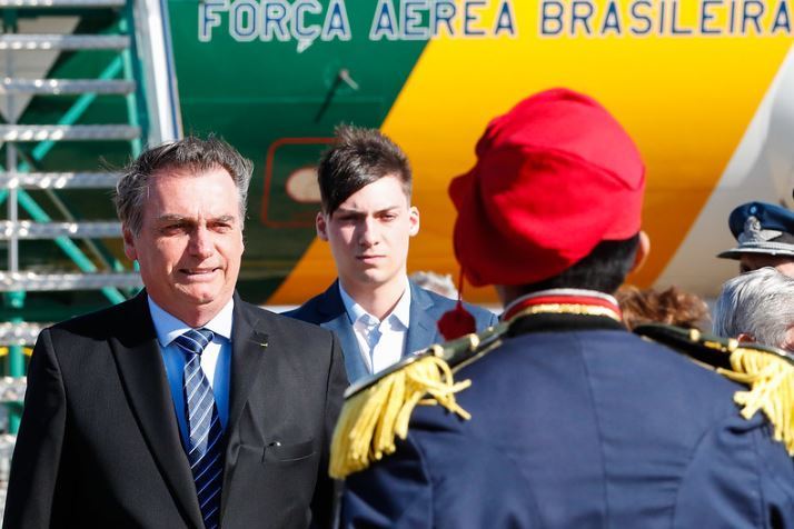 Bolsonaro à filha Laura: Quem pilota melhor, ele ou ela?, em voo de volta  da Índia 