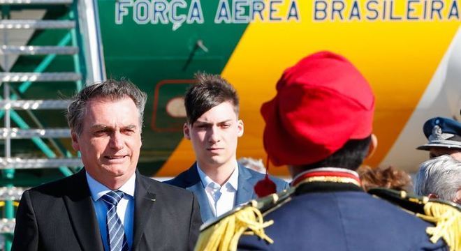 O presidente Jair Bolsonaro e filho 04, Jair Renan, na chegada à cúpula em Santa Fé