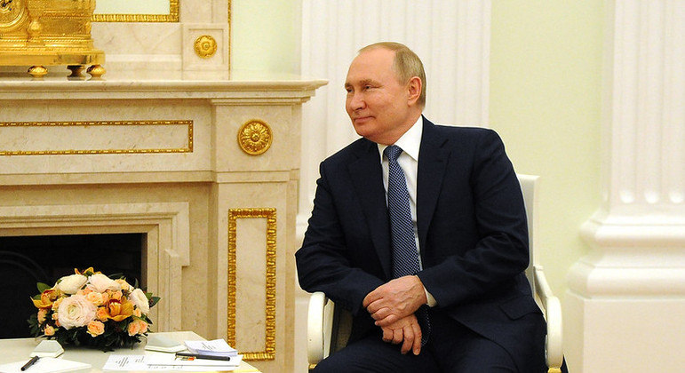 Putin durante encontro com Bolsonaro, nesta quarta-feira (16)
