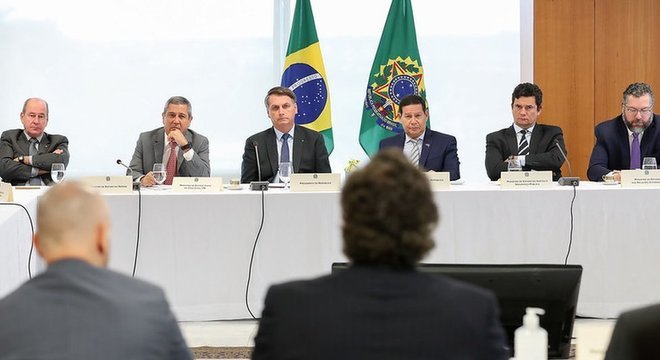 Bolsonaro em reunião com integrantes do governo — entre eles Sergio Moro, de braços cruzados à direita, cujas acusações contra o presidente ao deixar ministério motivaram inquérito