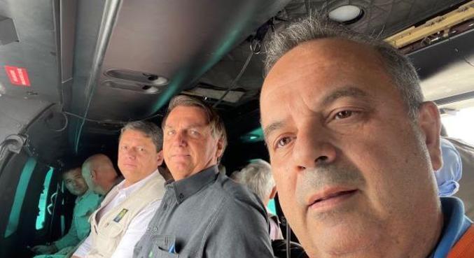 Ministro Tarcísio de Freitas, Bolsonaro e ministro Rogério Marinho, ao sobrevoar SP