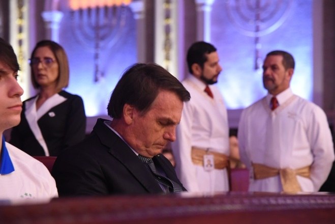 O presidente orando durante o culto no Templo de SalomÃ£o