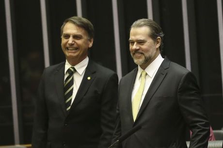 Bolsonaro se encontra com Dias Toffoli em Brasília