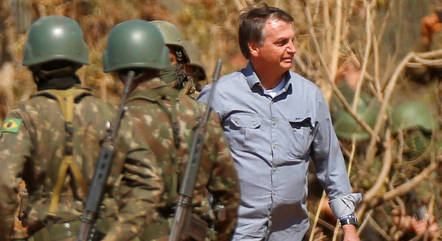Bolsonaro participa de treinamento militar em GO