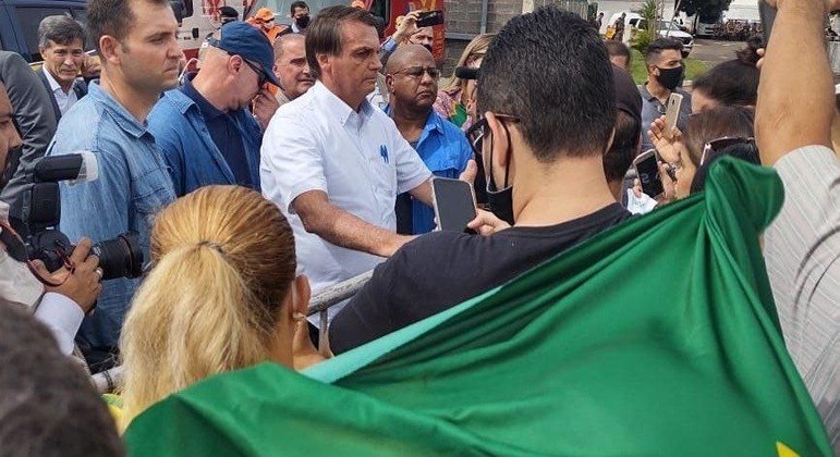 Bolsonaro desembarcou em Uberlândia e provocou aglomeração com apoiadores no aeroporto 