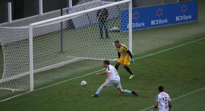 Presidente Bolsonaro aproveitou cruzamento rasteiro e marcou gol de pé esquerdo