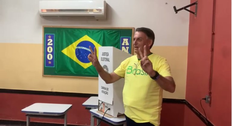 Bolsonaro posa para foto logo após votar, no Rio de Janeiro