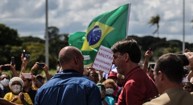 Presidente conversou com apoiadores por cerca de 15 minutos 