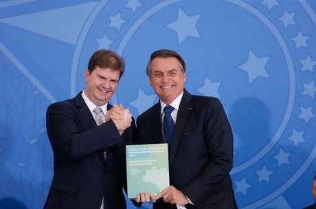 Jair Bolsonaro com o ministro Gustavo Canuto