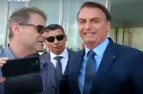 Bolsonaro recebe turistas no Alvorada e nega atrito com Guedes