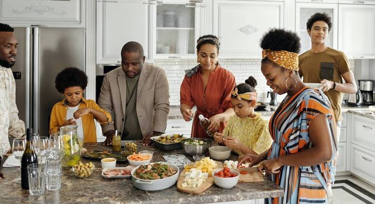 Uma das grandes tradições brasileiras é reunir amigos e familiares para celebrar e lembrar os momentos vividos ao longo do ano