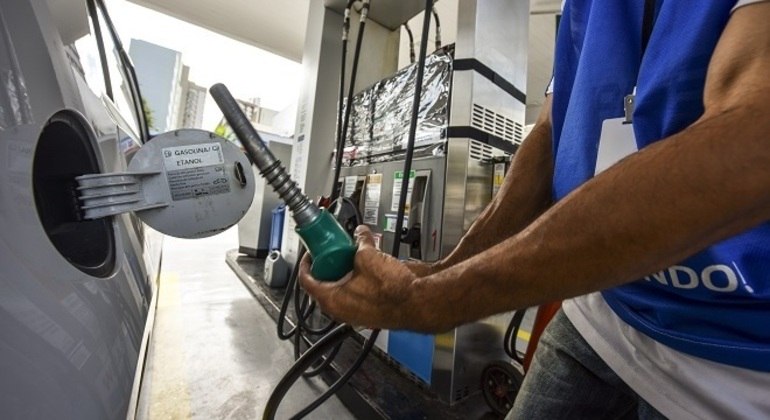 Reajuste no preço da gasolina deve ser fracionado, ou seja, em duas parcelas