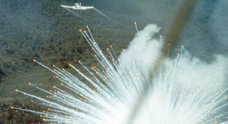 Força Aérea dos EUA lança bomba de fósforo no Vietnã do Sul em 1966