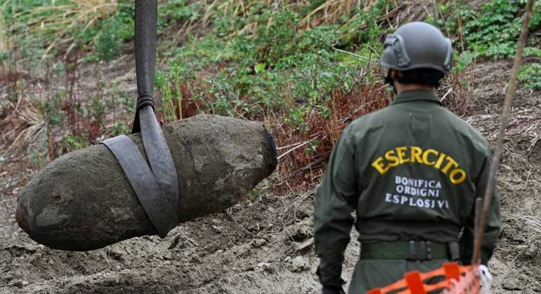 Bomba da 2ª Guerra Mundial, encontrada no Rio Pó, na Itália, é descarregada