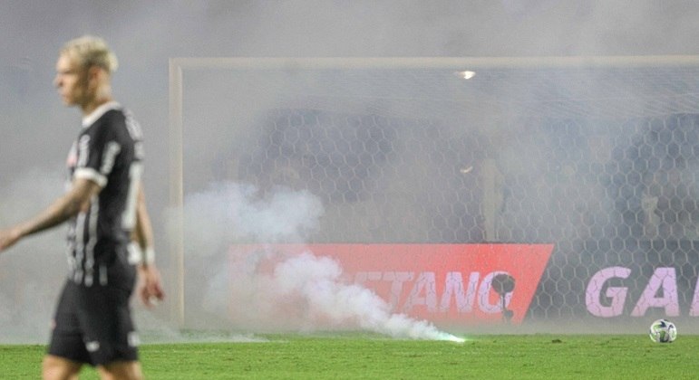 Rojões e sinalizadores da 'torcida' do Santos. Clube preventivamente punido por um mês. Punição deve ser maior