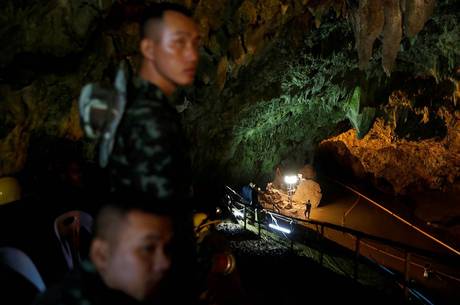 Água estava sendo bombeada para fora da caverna