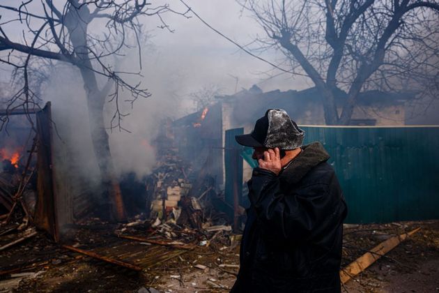 Casa, ainda em chamas, totalmente destruída