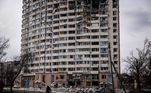 Um grande prédio residencial em Chernihiv. É possível notar o ponto em que a construção foi atingida por um míssil russo