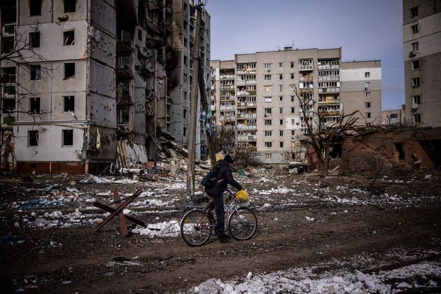 Embora a Rússia negue reiteradamente que bombardeia alvos civis na Ucrânia, muitas imagens em vídeo e fotos mostram o contrário. O Exército russo vem atingindo casas, escolas, hospitais e prédios em várias regiões ucranianas. Na imagem acima, homem anda de bicicleta, nesta sexta (4), na cidade de Chernihiv (no norte da Ucrânia, e perto da capital, Kiev), entre os escombros de prédios residenciais destruídos por bombas russas