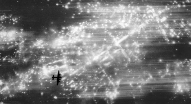 Aviões da força aérea britânica lançavam bombas explosivas e incendiárias em cidades alemãs