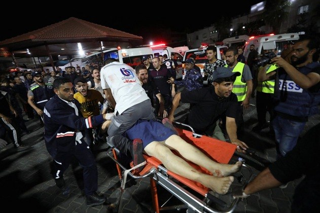 10º dia — Um bombardeio supostamente de autoria israelensea um hospital em Gaza deixou centenas de mortos e feridos e causou uma guerrade narrativas: segundo Israel, o ataque ao hospital foi realizado por engano pela JihadIslâmica, grupo terrorista palestino. A Jihad negou as acusações 