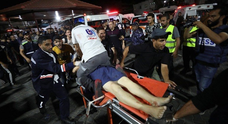 Um ataque aéreo, supostamente feito por Israel contra um hospital no centro de Gaza, matou centenas de pessoas na tarde desta terça-feira (17), enquanto continuam os bombardeios na Faixa de Gaza e muitos civis se abrigam em centros de saúde para se proteger das bombas
