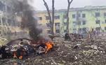 Em abril, as tropas russas conseguiram conquistar a cidade de Mariupol, no sul da Ucrânia, grande ponto estratégico da ofensiva russa. Um dos casos que mais causaram comoção mundial durante a guerra foi o ataque ao hospital infantil e maternidade da cidade. Pelo menos três pessoas morreram no bombardeio, incluindo uma criança e uma grávida, e 17 ficaram feridas. Além disso, uma mulher em trabalho de parto no momento do incidente precisou ser retirada do local às pressas