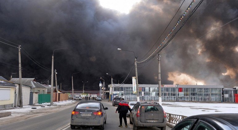 Nuvem de fumaça preta após bombardeio em mercado de Kharkiv