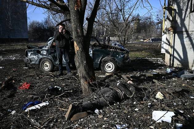 Homem se desespera ao ver a destruição na cidade de Chuguiv, no leste da Ucrânia, após bombardeio russo nesta quinta-feira (24)