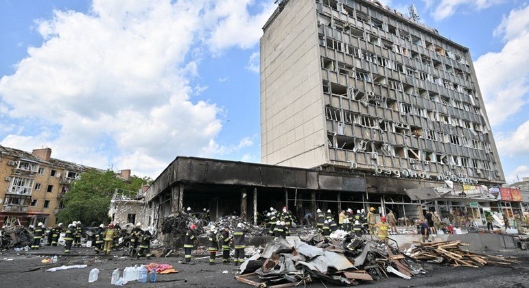 Bombardeio creditado à Rússia deixou 20 mortos em Vinnytsia, no centro-oeste da Ucrânia