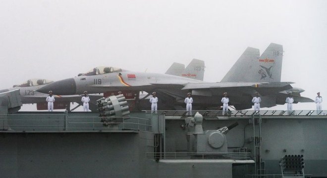 O Liaoning tem capacidade para transportar 24 caas J-15 Misso