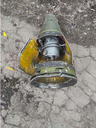 A Rússia utilizou bombas de fragmentação para atacar um hospital, uma ambulância e veículos de civis na cidade de Vuhledar, na região ucraniana de Donetsk. Na ofensiva, que matou quatro civis e deixou 10 feridos, entre eles, profissionais de saúde, foi utilizado um tipo de armamento proibido por meio de tratato internacional desde 2008 e assinado por mais de 100 países. Não fazem parte dessa lista, porém, EUA, Rússia, Ucrânia e Brasil. Os ataques russos entram, nesta terça-feira (1º), no sexto dia