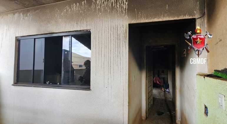 Casa fica destruída em incêndio no Distrito Federal