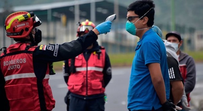 Bombeiros e polícia passaram a ajudar nos controles, medindo temperatura de cidadãos