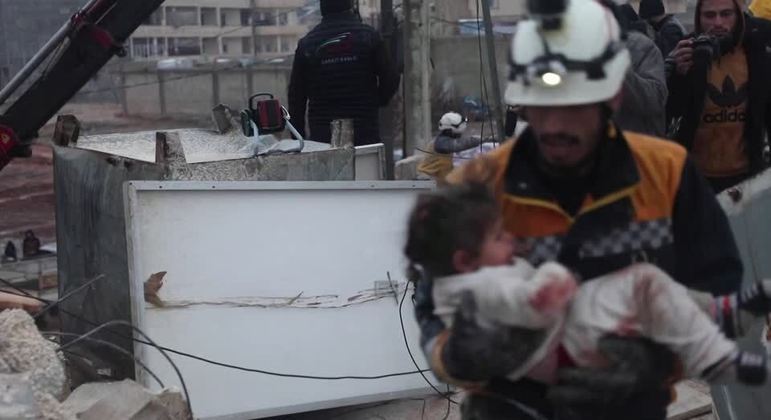 Bombeiro resgata menina ferida em terremoto na Turquia
