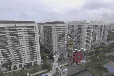 Moradores em isolamento acompanham pela janela