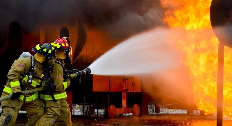 Robô bombeiro localiza fogo e apaga incêndio