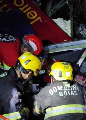 Bombeiros resgatam vítimas em acidente com ônibus em Goiás