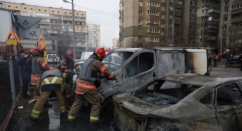 Bombeiros atuam após explosões no centro de Kiev, capital da Ucrânia