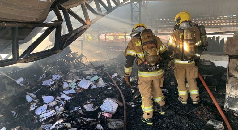 Bombeiros combatem incêncio que consumiu restaurante no Areal, no DF
