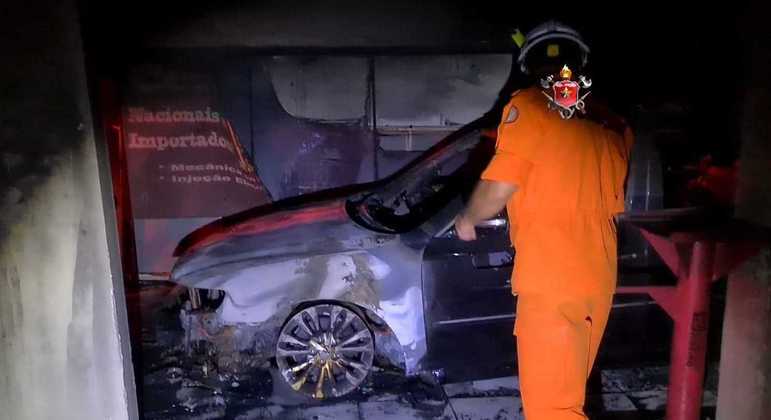 Bombeiros combatem incêndio que destruiu carro em oficina de Sobradinho