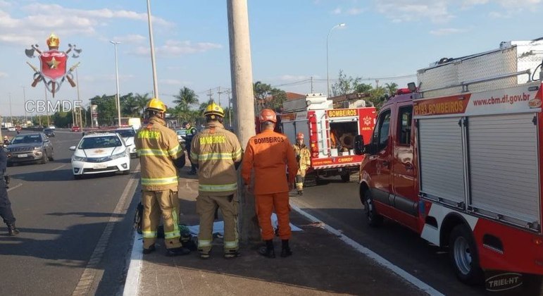 Militares do Corpo de Bombeiros tentaram reanimar a vítima, que ficou no canteiro central
