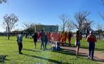 Bombeiros e público caminham rumo ao desfile de 7 de Setembro na Esplanada dos Ministérios, em Brasília (DF)