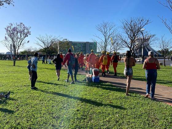 Bombeiros e público caminham rumo ao desfile de 7 de Setembro na Esplanada dos Ministérios, em Brasília (DF)
