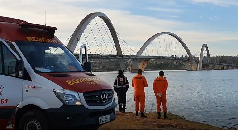 Bombeiros encontram corpo no Lago Paranoá