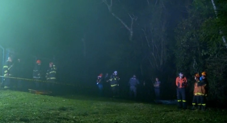 Bombeiros na área onde helicóptero caiu na zona norte de São Paulo