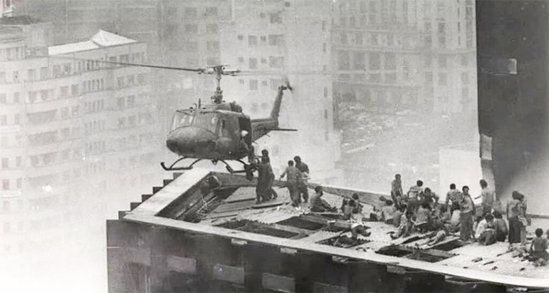  Bombeiros não tinham como pousar o helicóptero no prédio e usaram cordas para se pendurar e resgatar quem estava encurralado. Da rua, pessoas mostravam placas dizendo 