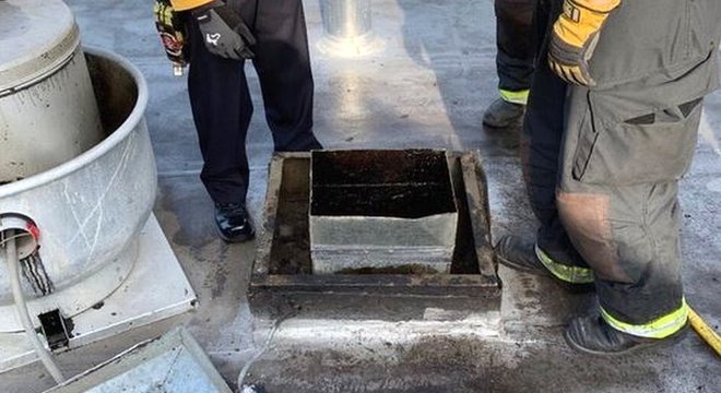 As equipes de resgate ouviram uma voz que vinha da tubulação no telhado do estabelecimento