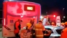 Vídeo: carro invade pista exclusiva de ônibus e colide em traseira de coletivo parado