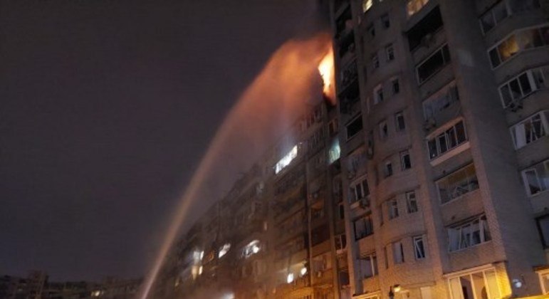 Bombeiros tentam controlar o fogo em prédio residencial atingido após ataques em Kiev